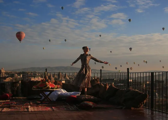 Palace Cave מלון