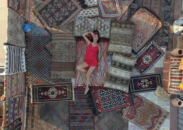 Palace Cave מלון